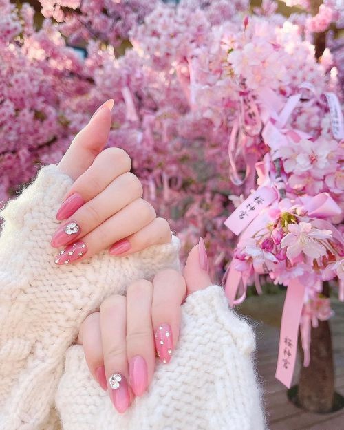 @瀬戸早妃: New nails 桜っぽい春ピンクのデザインに してもらいました 可愛いネイルどうもありがとうございました @kisskiss.ginza #kissk&hellip; mo