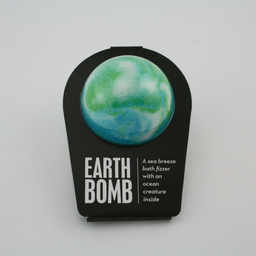 v-a-la-mode:arseniccupcakes:princesssshayyy:sosuperawesome:Bath bombs with surprises inside by DaBom
