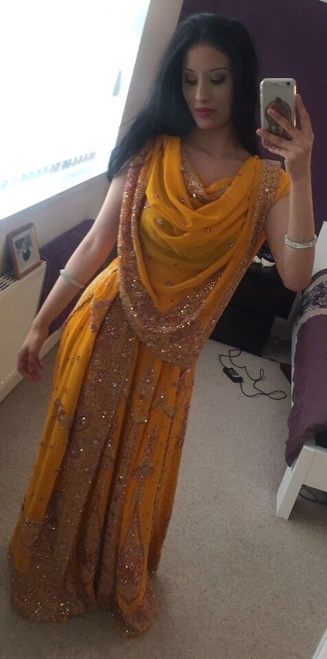 londonsdirtiest:  sexysouthasians:  Desi BOMBSHELL 😍😍  https://LondonsDirtiest.tumblr.com