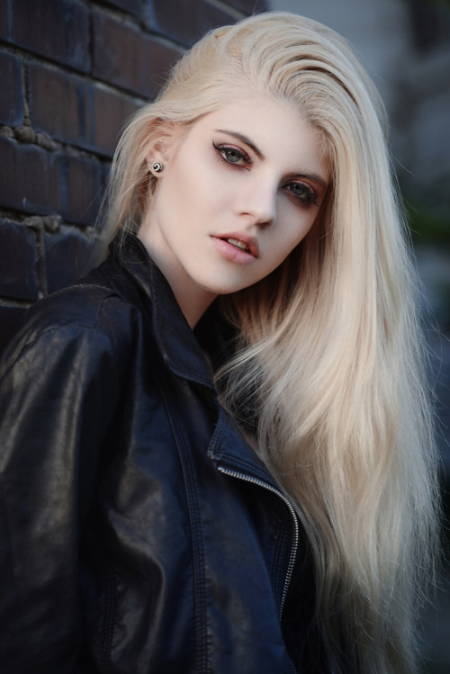 needlefm:  © Flóra Ágoston | More Beauties here