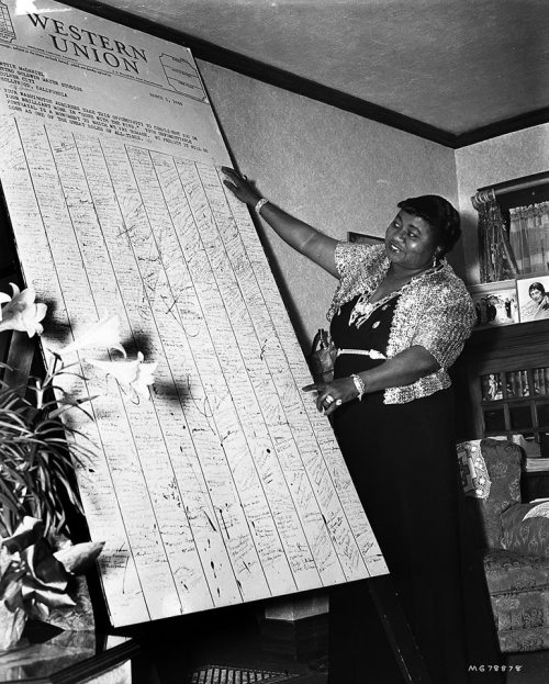 thefilmcanister: Hattie McDaniel with a telegram from MGM congratulating her on her Oscar. 