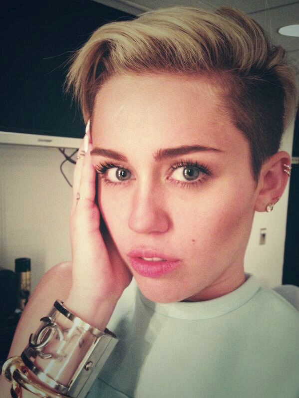 -radiatemileyray:  so hot i can’t deal