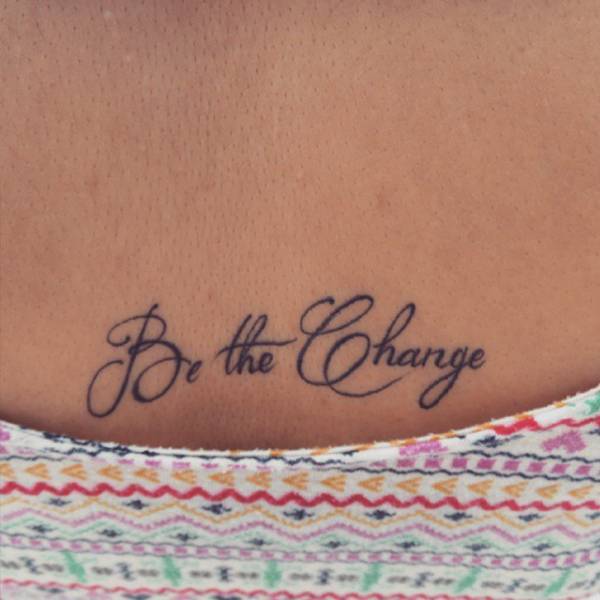 tatuajespequenos:  Tatuaje que dice “Be the Change”, frase en inglés que significa