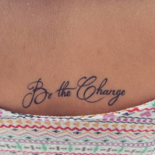 tatuajespequenos:  Tatuaje que dice “Be the Change”, frase en inglés que significa “Sé el cambio”, situado en la espalda de Carolina. 