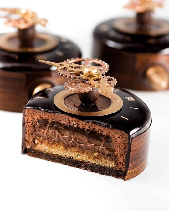 steampunktendencies:  The Caramel Clock. Chocolate chip cookie base, hazelnuts financier sponge, soft caramel crémeux, vanilla salted caramel and light caramel mousse!  by Amaury Guichon 