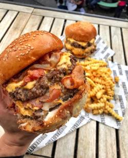 food-porn-diary: Bacon cheeseburger