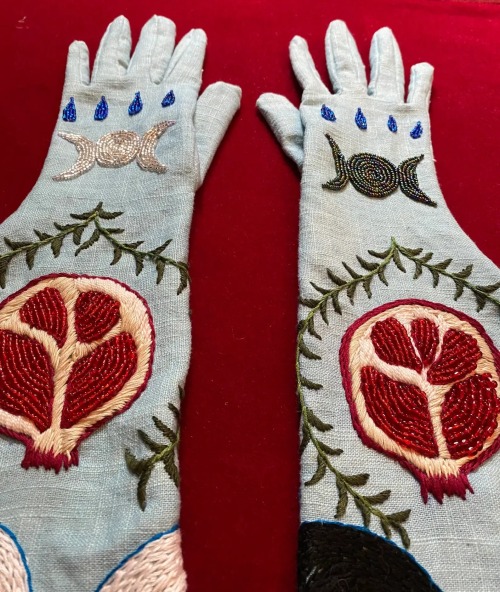 sosuperawesome:Embroidered GlovesTessa Perlow on Etsy 