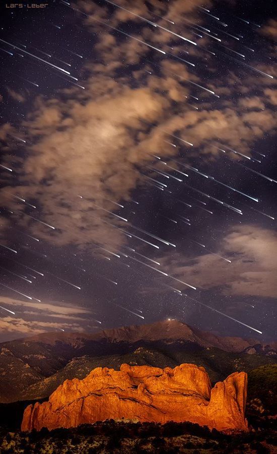beautymothernature:  Comets over Pikes Pe share moments 