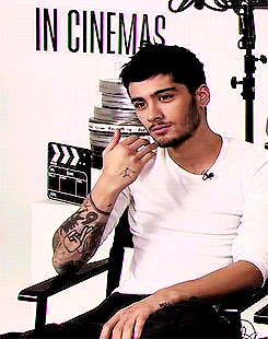 prongsvszayn:  zayn’s habit of scratching at/rubbing his scruff is the worst thing