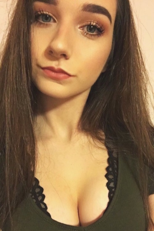 teencleavage2017:  Stunning teen babe loves to tease!