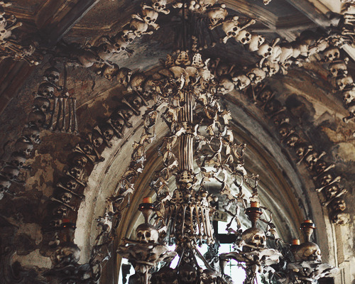 ophelies:KOSTNICE V SEDLCIThe Sedlec Ossuary (Kostnice v Sedlci) is a small Roman Catholic chapel, l