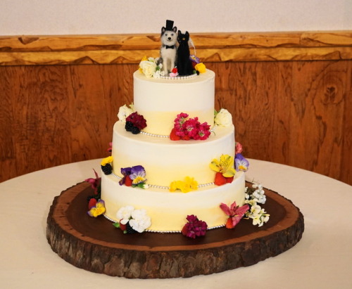 Nothing made me happier than to make this wedding cake for some very close friends of mine!