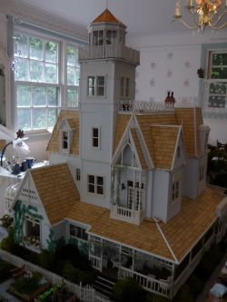 thesillypuppet:  The house from Practical Magic, reproduced in miniature. Found here: http://heatheraspinall.id.au/OwensHouse/Owens%20House%20Tower%20Lantern.html 