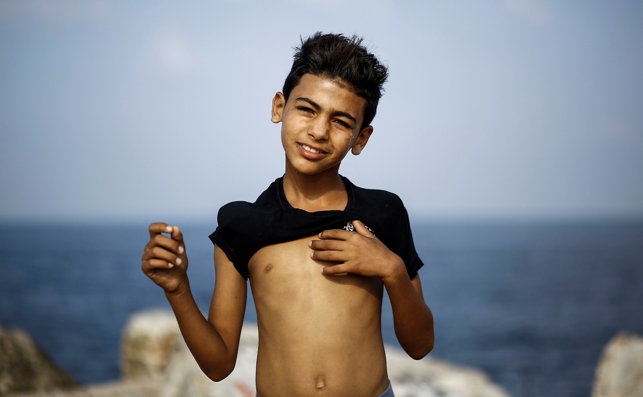 RECORD. Yousef Al-Bahtini, un niño palestino de doce años de edad, invitado por ‘Guiness World Records’ por caminar 20 metros con el cuerpo contorsionado, muestra sus habilidades acrobáticas mientras contorsiona su cuerpo en el puerto de Gaza....