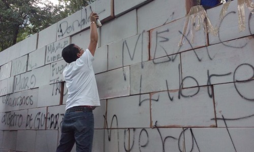 Mexican Activists Erect ‘Wall’ at US Embassy on Day Trump is Inaugurated Photo credits: 