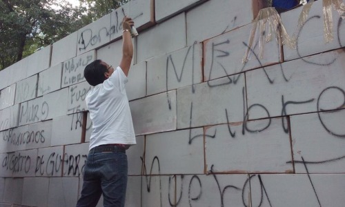 Mexican Activists Erect ‘Wall’ at US Embassy on Day Trump is InauguratedPhoto credits: RompevientoTV