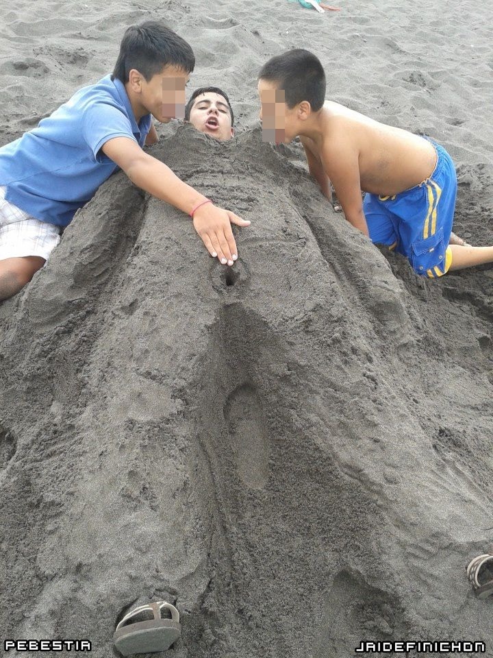 jaidefinichon:  Mientras tanto en playa…