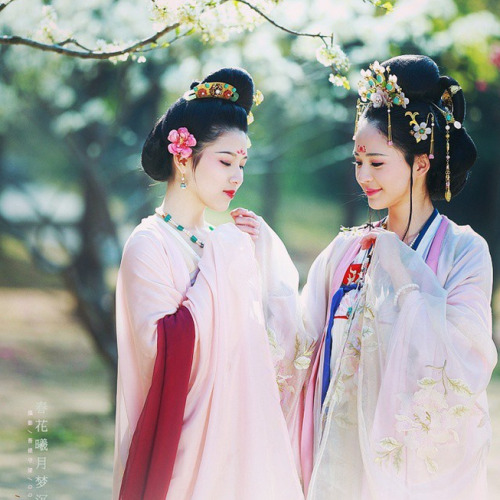 lotusyuchen: 红飞翠舞，粉装玉琢。 Traditional Chinese Hanfu.