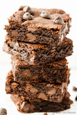 foodffs:  http://bakeeatrepeat.ca/flourless-peanut-butter-brownies-recipe/  One bowl flourless peanut butter brownies that are refined sugar free, yet filled with deep dark chocolate and peanut butter flavour!Really nice recipes. Every hour.Show me what