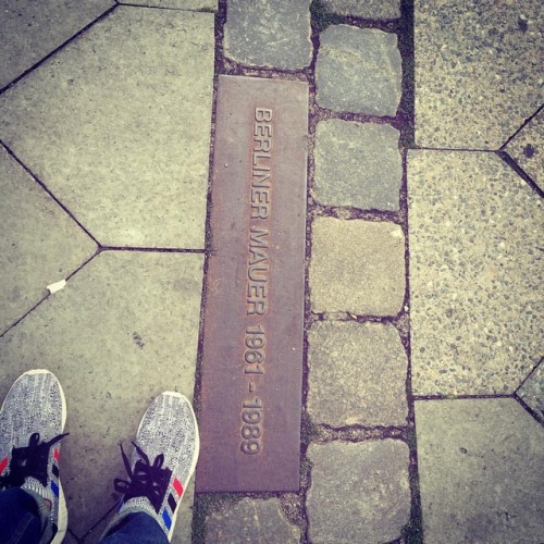 Adivinen de que lado estoy #berlin #berlinwall #eurotrip #memories (en Die Berliner Mauer 1989)