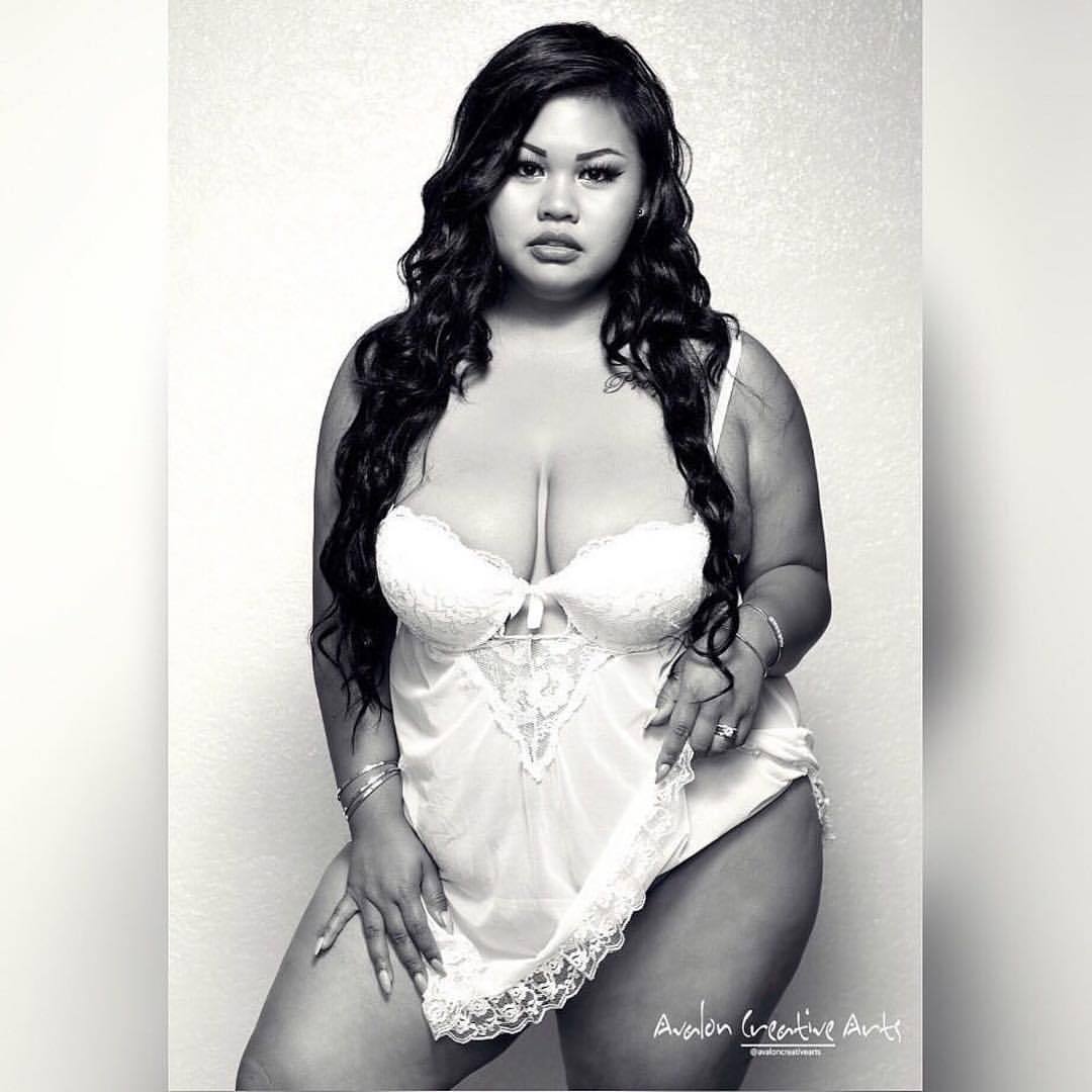 #Repost @avaloncreativearts ・・・ First shoot with Alexis @motivatednfree  #honormycurves