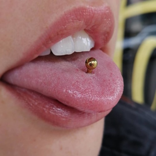 allthepiercingsandbodymods:Tongue piercing by @akbodypiercer