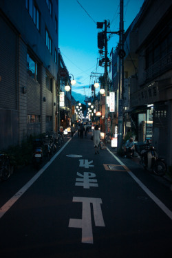 jvpan:  Shinjuku street by moossye on Flickr. 