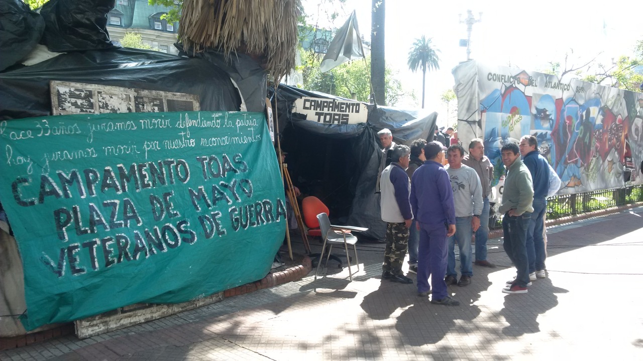 clarincomhd:  Ex soldados de Malvinas construyen un refugio de ladrillos en Plaza