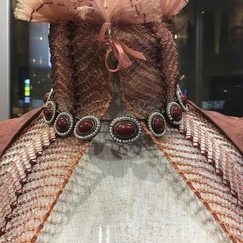 Elizabeth I’s Brown Gown (Mary Queen of Scots, 2018)