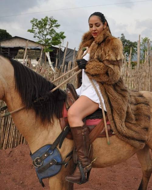 alexrumlexa:lady Ama Kroyal in fur… boots&gloves Siempre Hermosa y Dominante cuando monta…https: