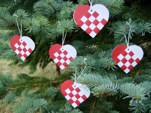 Today I learnt how to make Julehjerte, a Danish pleated paper hearts - a little reminiscence of orig