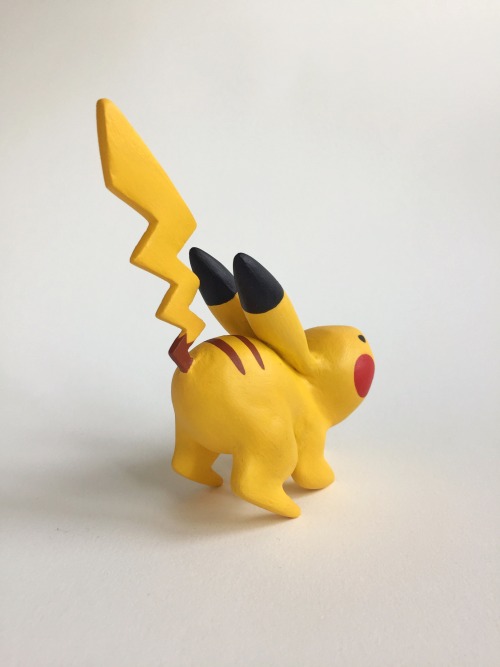 juliancallos:⚡️Pikachuuuuu⚡️One more pokémon sculpture birthday gift!Pikachu’s lightning bolt tail a