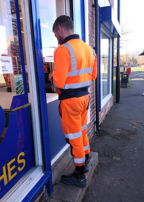 Fit hi-vis lad with a gorgeous arse.Pics are my own, please don’t use them elsewhere.