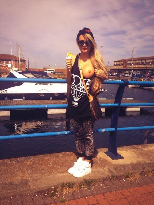 public-flash:  Chelsea Ferguson flashing
