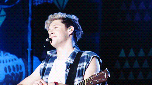craicthatniall:  niall during don’t forget where you belong 