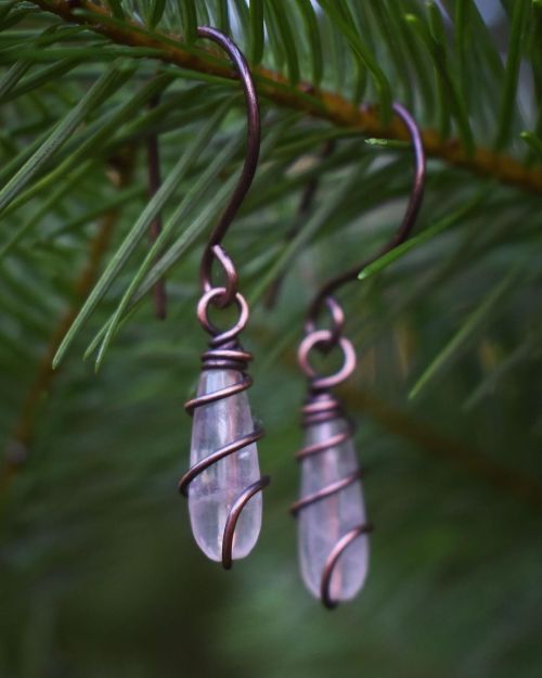Cute and dainty #RoseQuartz copper earrings with an eco friendly design. Rose Quartz carries the ene