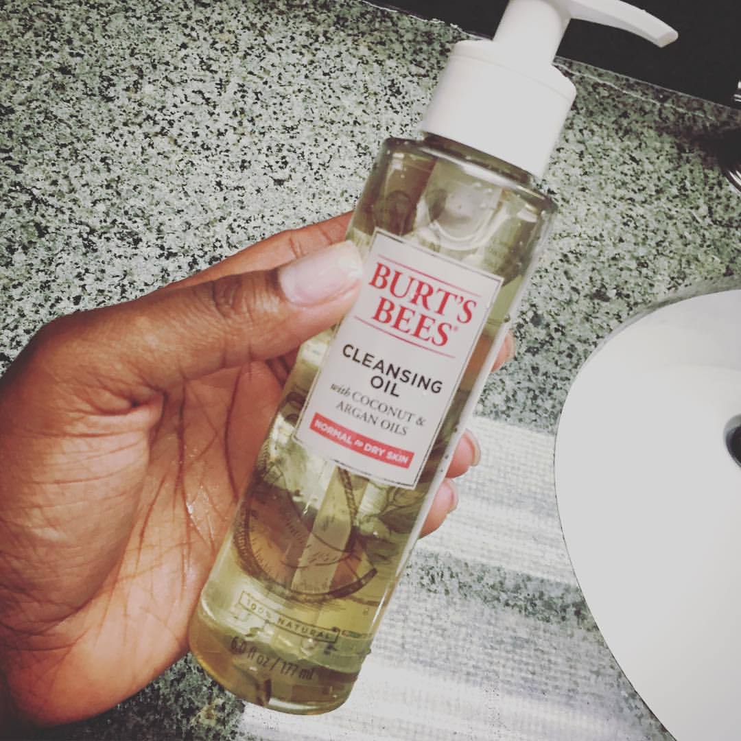 New beauty product fav! I ❤️LOVE❤️ the philosophy cleansing oil but the Burt’s Bees oil cleanser is pretty awesome and much cheaper. #cleansingoil #burtsbees #coconutoil #arganoil #skincare #beautyblogger #makeup #makeupremover #target...