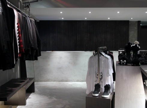 kuroikami:  IMMENSE忠孝店創立於2008 為IMMENSE第一間實體門市 空間架構為較冷調的水泥紋理與木質框架與不鏽鋼鐵管 利用垂直水平與角度的關係創造出幾何元素 主要銷售次文化街頭品牌 配合復古休閒等多元風格
