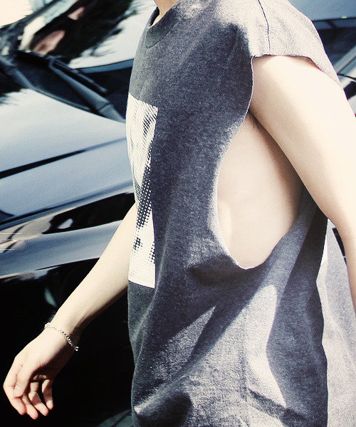 kyungst:  Baekhyun pretty hands ft that little armpit hair  ＼（Ｔ∇Ｔ）／
