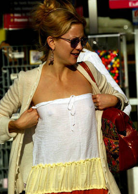 braless-free:  Kate Hudson braless  Ducking still hot