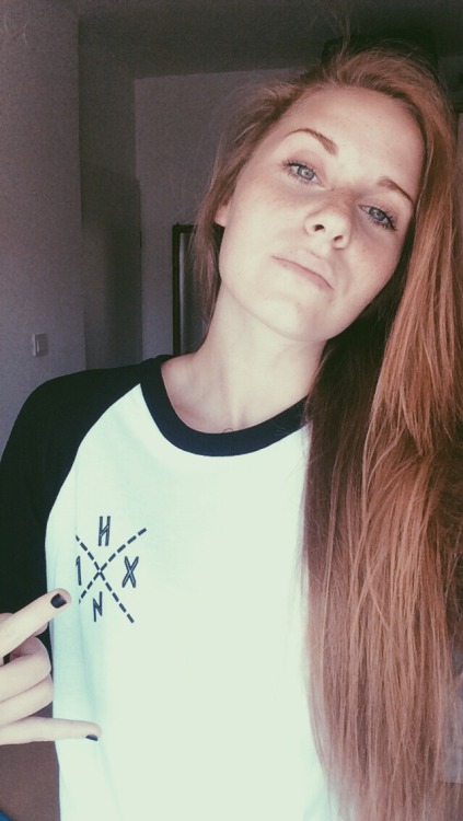sharkives:  lesb0s:  i’m like hey wassup hello  Babe