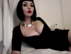 lxscivious:  ▼Pretty Pale Bitch▲