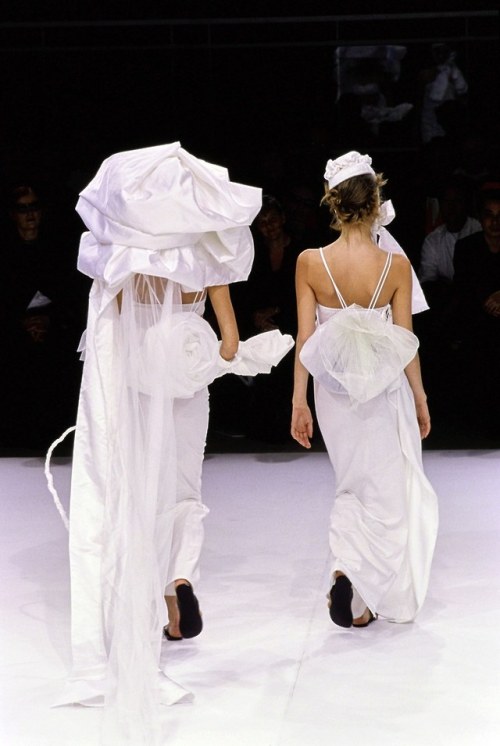 sendommager:Shalom Harlow and Angela Lindvall at Yohji Yamamoto spring/summer 1999