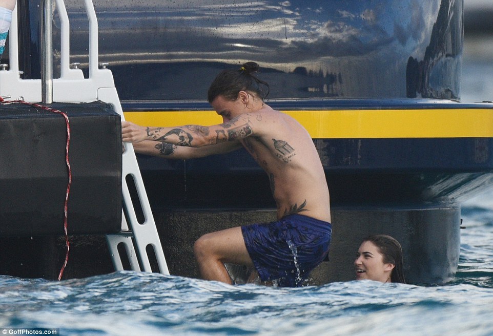 fuckyeahzarry:  Harry in St. Barts - 12/30 [source]