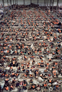 grupaok:  Andreas Gursky, cane weavers in a furniture factory, Nha Trang, Vietnam, 2004