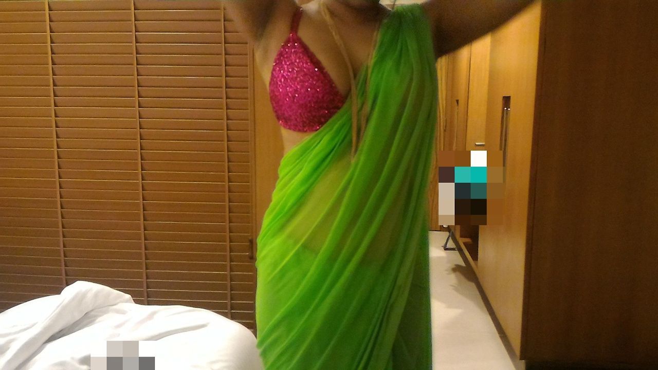 desibhabhiaunties:  Green saree expore
