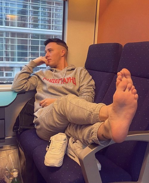 boots-on-4-sex:coolnelson92:  Barefoot on train. Do you wanna pass and smell those feet?   I’d walk by him many times!  