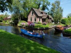 stunningpicture:  A village in the Netherlands with no roads; the only form of transport is boat 