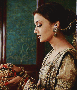 aashiqaanah:Beauty Appreciation: Parvati in Black