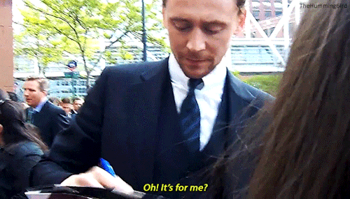 thehumming6ird:In which Tom accidentally autographs his own gift, and then apologizes for autographi